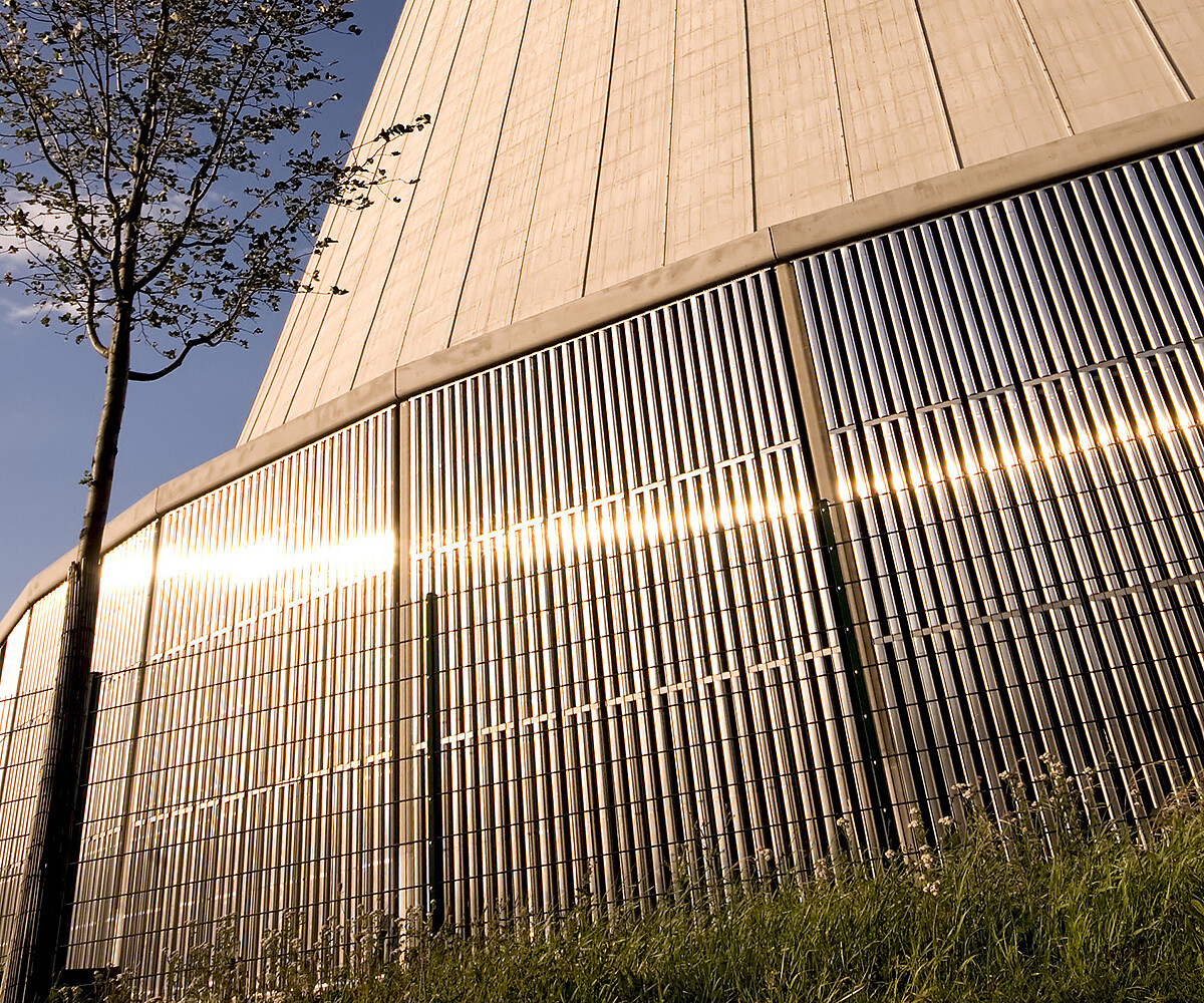 Acoustically designed noise barriers in perforated metal